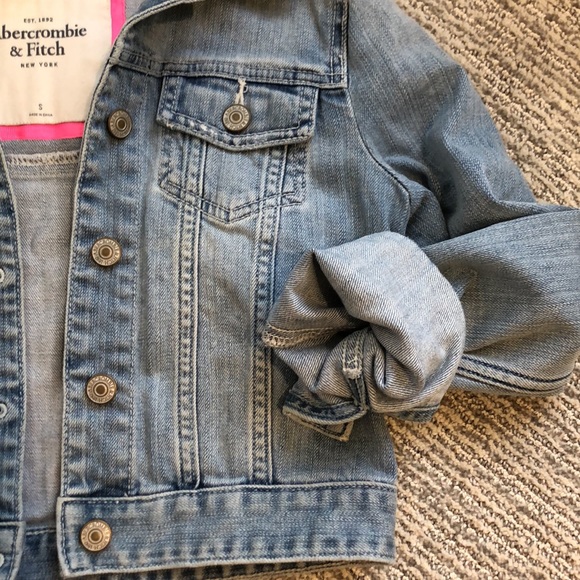 A&F cropped denim jacket - Picture 3 of 3